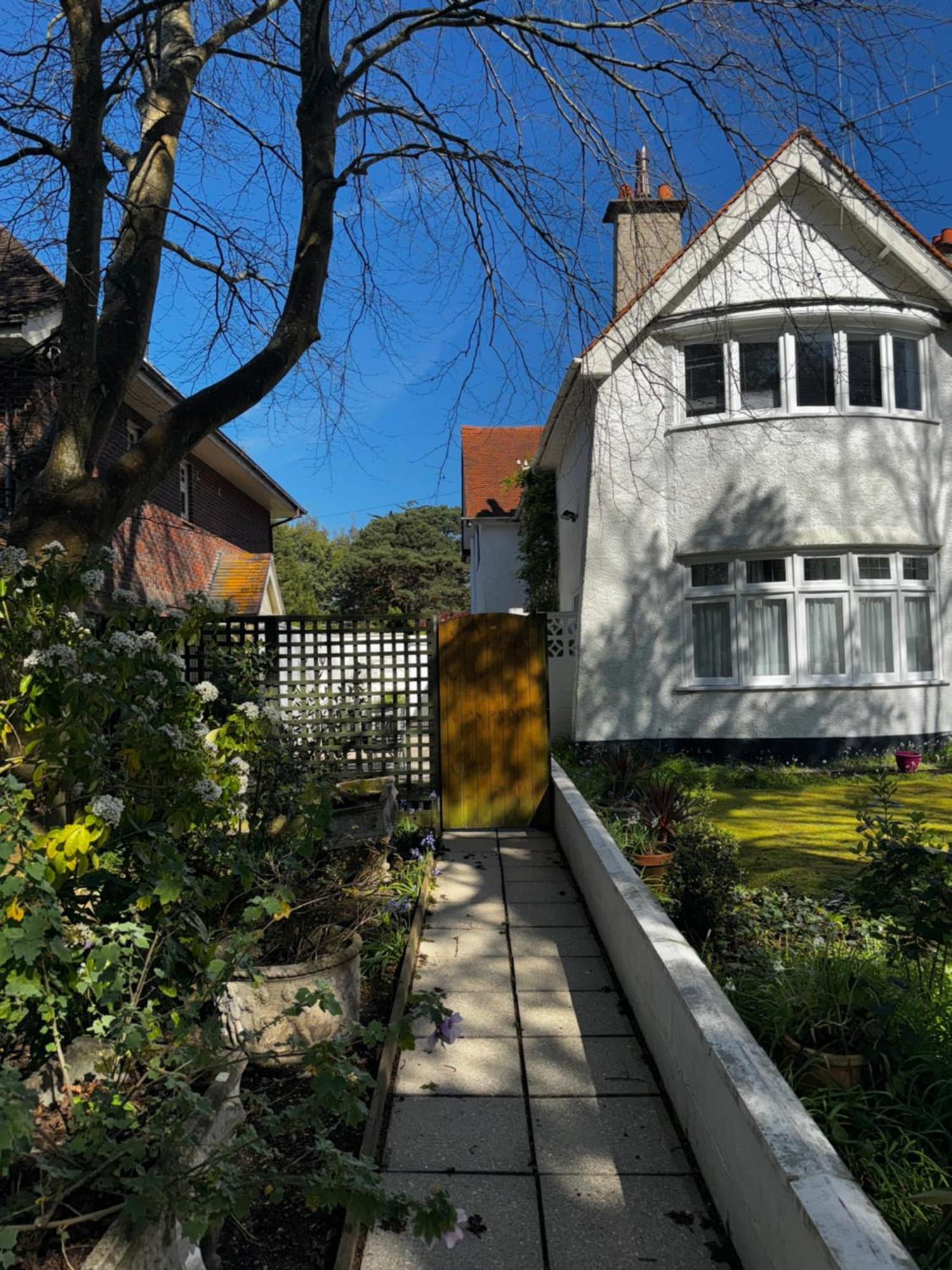 Apartment In Canford Cliffs Close To Sandbanks Beach Poole Exterior photo