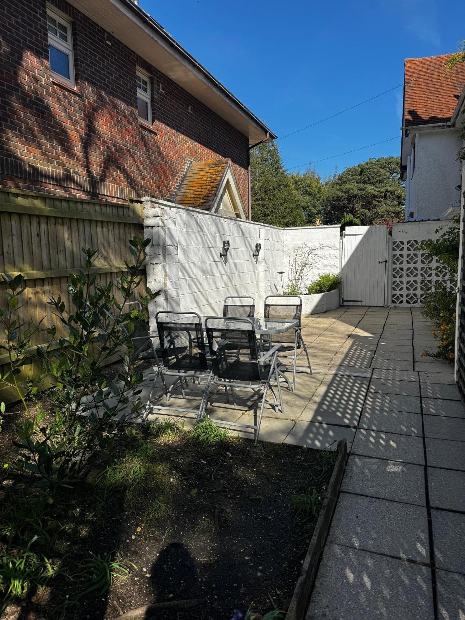 Apartment In Canford Cliffs Close To Sandbanks Beach Poole Exterior photo